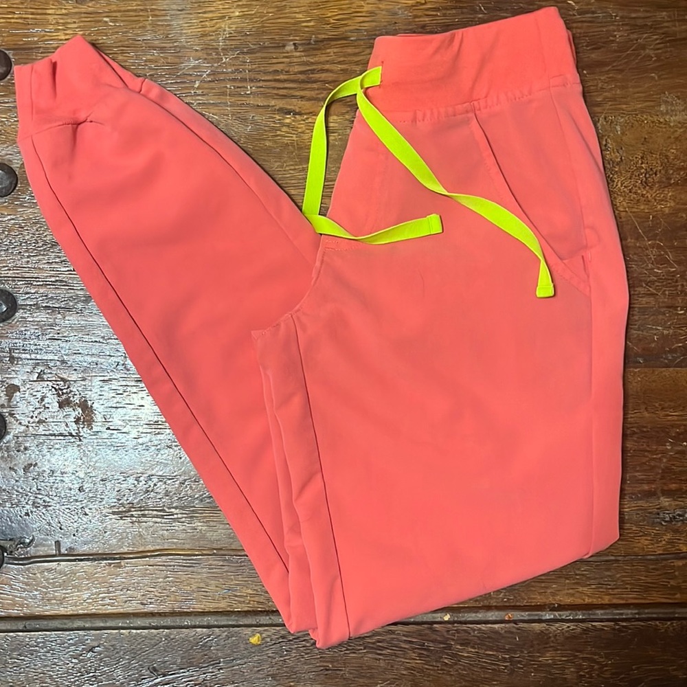 FIGS Zamora joggers 🥰